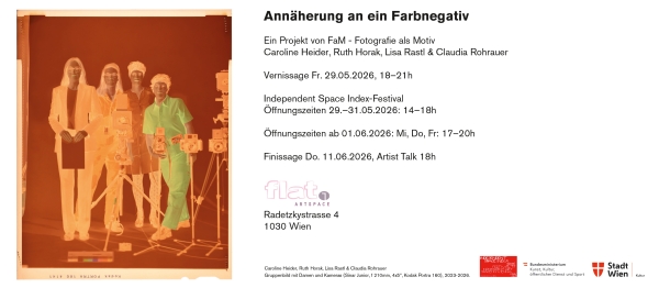 Ausstellungsflyer
                                          mit dem Titel ‚Annäherung an ein Farbnegativ‘. Links ist ein großformatiges fotografisches Farbnegativ zu sehen: vier Personen
                                          stehen zwischen mehreren analogen Kameras und Stativen. Rechts stehen Informationen zur Ausstellung, den beteiligten Künstlerinnen,
                                          Öffnungszeiten und Veranstaltungsdaten. Unten befinden sich Logos von Förderinstitutionen und die Adresse in Wien.