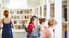 Eine Gruppe Studierender in der Bibliothek.