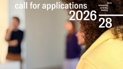 Unscharfe Aufnahme eines Workshops mit mehreren
                                          Personen; darüber der Schriftzug „Call for Applications“ sowie das Logo von /ecm und die Jahreszahl 2026/28.