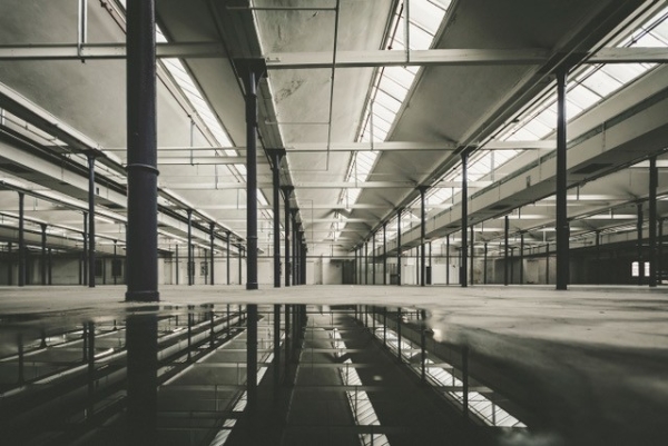 Aufnahme einer Gebäudehalle in Grautönen