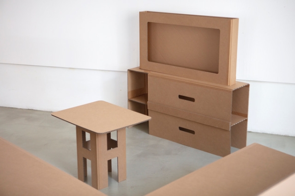Ein
                                          Tisch und Fernseher aus Karton