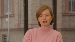 Ulrike Kuch sitz im Studio der Abteilung
                                          Transmediale Kunst