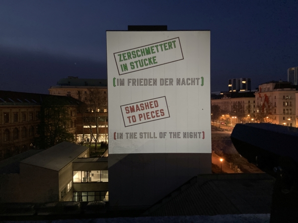 Foto: Lawrence Weiner Projektion Credit: Holler/Wuensche
                                          