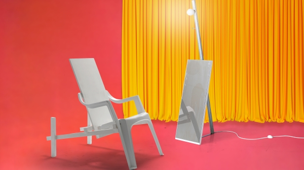 Ein weißer
                                          Designsessel steht vor einem beleuchteten Spiegel - im Hintergrund sieht man einen gelben Vorhang vor rosafarbener Wand.