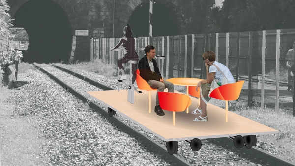 Collage einer mobilen Plattform mit Sesseln und Tisch auf Bahngleisen, drei Personen in
                                          Gespräch und Bewegung, vor schwarz-weißem Landschaftshintergrund.