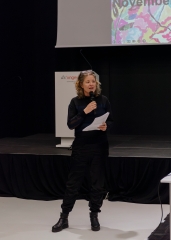 Frau mit Mikrophon hält die Eröffnungsrede am Event
                                          Richard Hawkins im Gespräch mit Christian Liclair 