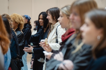 Studierende applaudieren