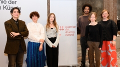 Gruppenfoto
                                          der Preisträger*innen der Jahre 2025 und 2026 mit Rektorin Ulrike Kuch