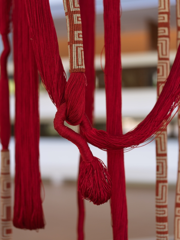 Rote Schnüre aus Stoff