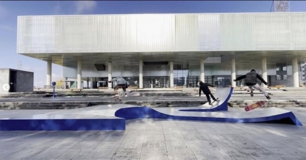 Drei
                                          Personen springen mit ihren Skateboards in einem Skater-Park