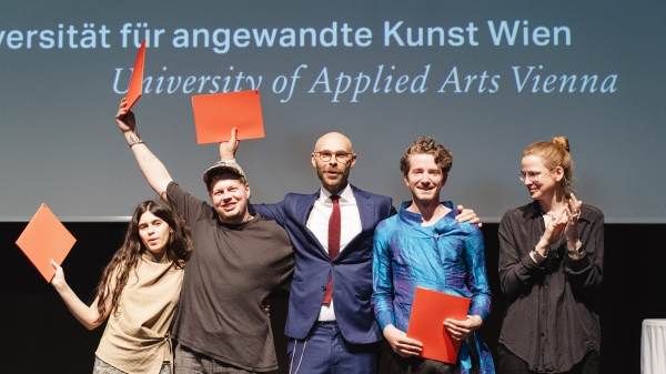 Absolvent*innen
                                          der Abteilung Fotografie mit Professorin Sophie Thun strecken ihre Zeugnisse jubelnd in die Höhe.