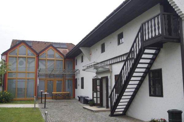 Der Hof des Kokoschka Museums mit dem neuen Ausstellungstrakt Der Hof des Kokoschka
                                          Museums mit dem neuen Ausstellungstrakt © Oskar Kokoschka Dokumentation Pöchlarn